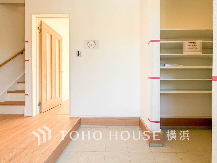 明るく開放的な玄関スペース。シューズクローゼット付きで収納力も充実しています。家族の出入りもスムーズです。