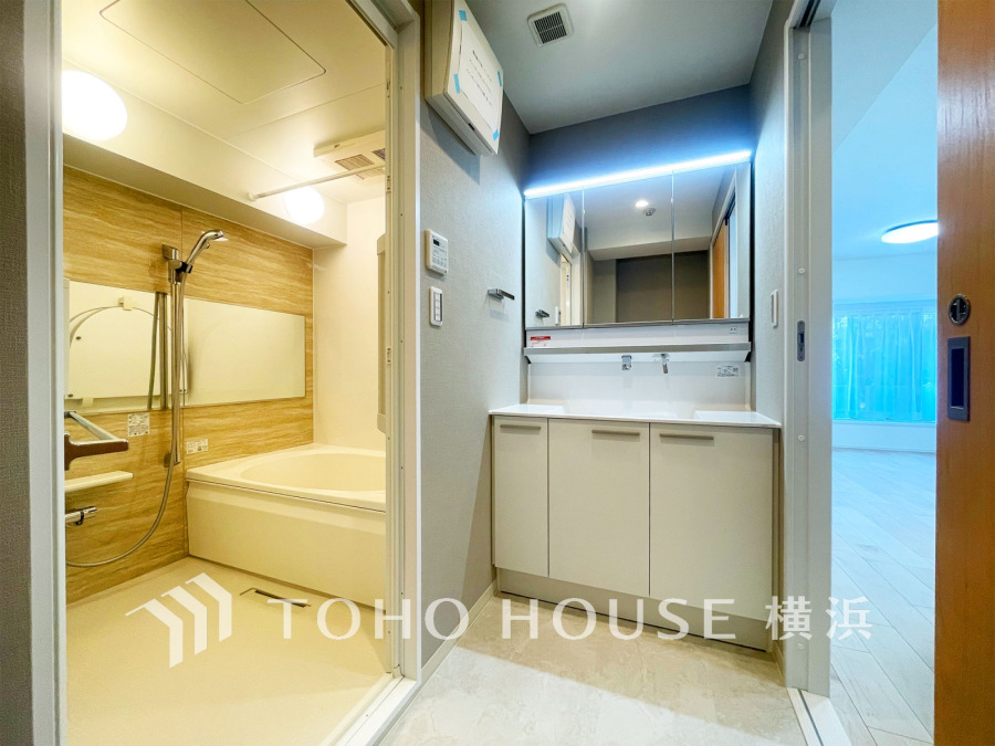 新規交換された洗面化粧台は美しく使いやすい機能が備えられています。