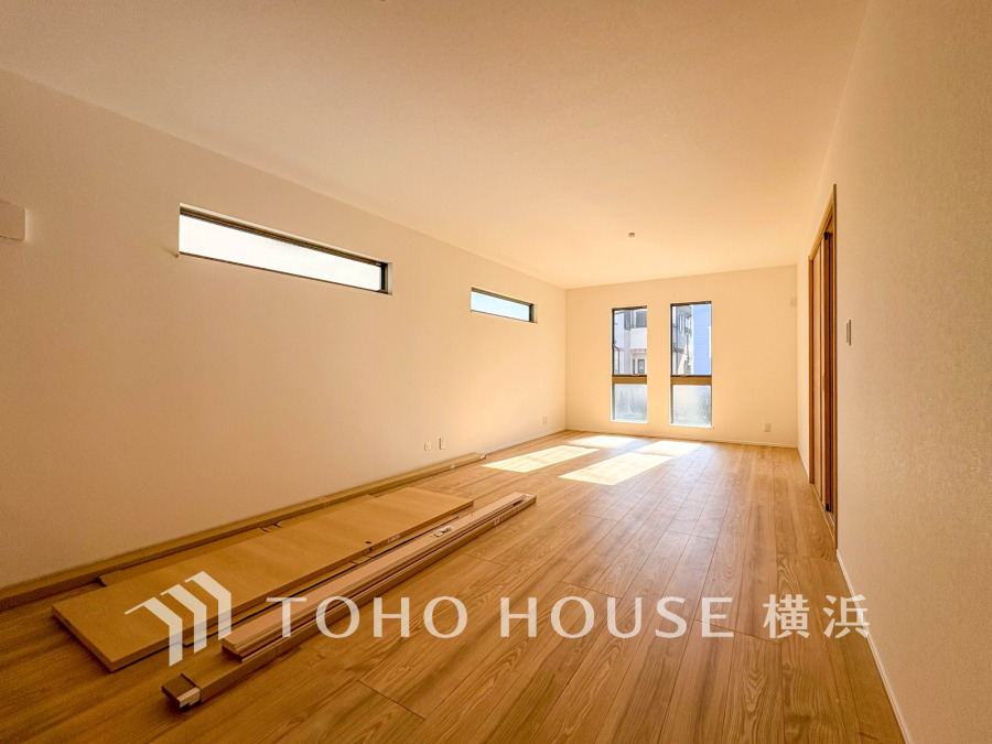 家族と過ごすひと時を溢れる光が優しく包み込むリビングダイニング。家族とともに、心穏やかに過ごすひととき。家族との時間、自分の時間を大切にできる空間がここにあります。