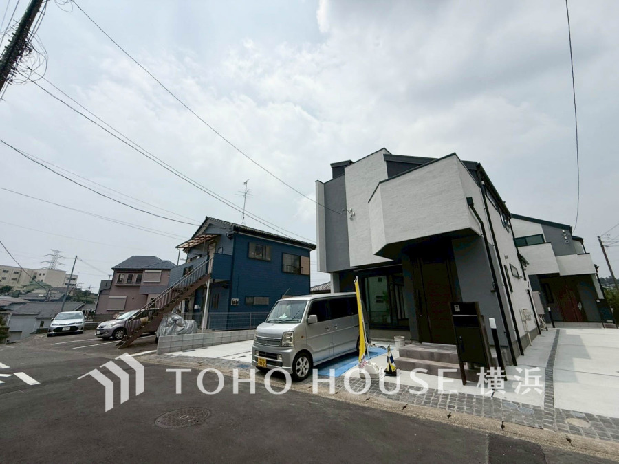 表現された空間は豊かな光と風を纏い、暮らしの時間を豊かにしてくれます。デザインされた空間と競い合うかのような充実した建物設備も家族の時間を彩ってくれることでしょう。（手前真ん中がB号棟です）