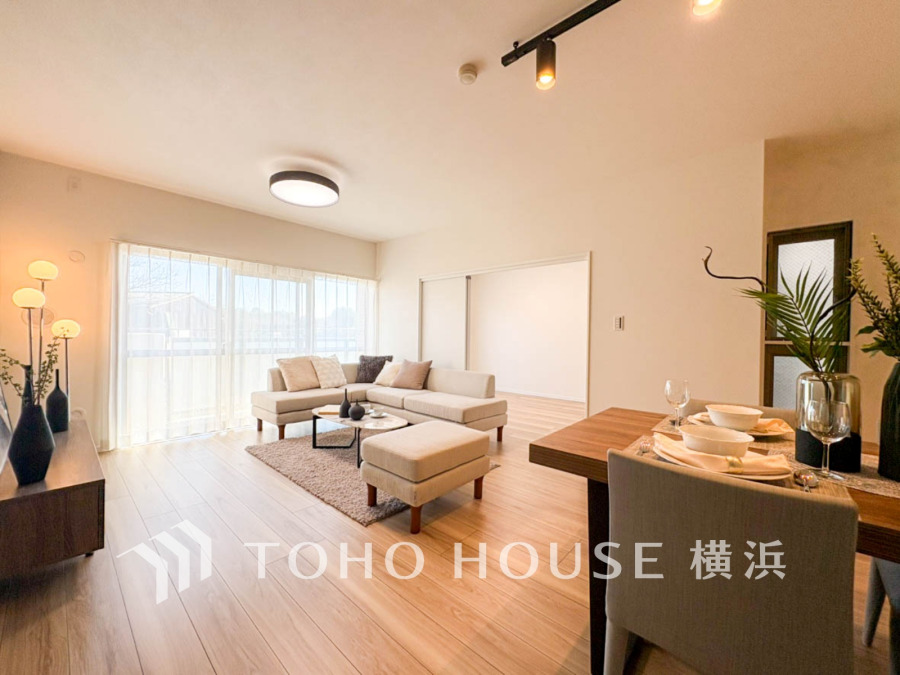 光と風が溢れる開放的なLDKには、自然と家族みんなが集まってきます。明るく穏やかな空気が流れるこの場所は、豊かな寛ぎと笑顔の団欒をいつも優しく守ってくれることでしょう。