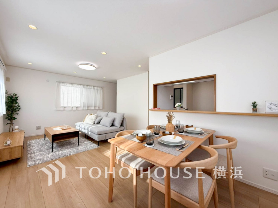 柔らかな色合いのフローリングと清潔感の溢れるクロスが明るい空間を創り出しているリビングダイニング。