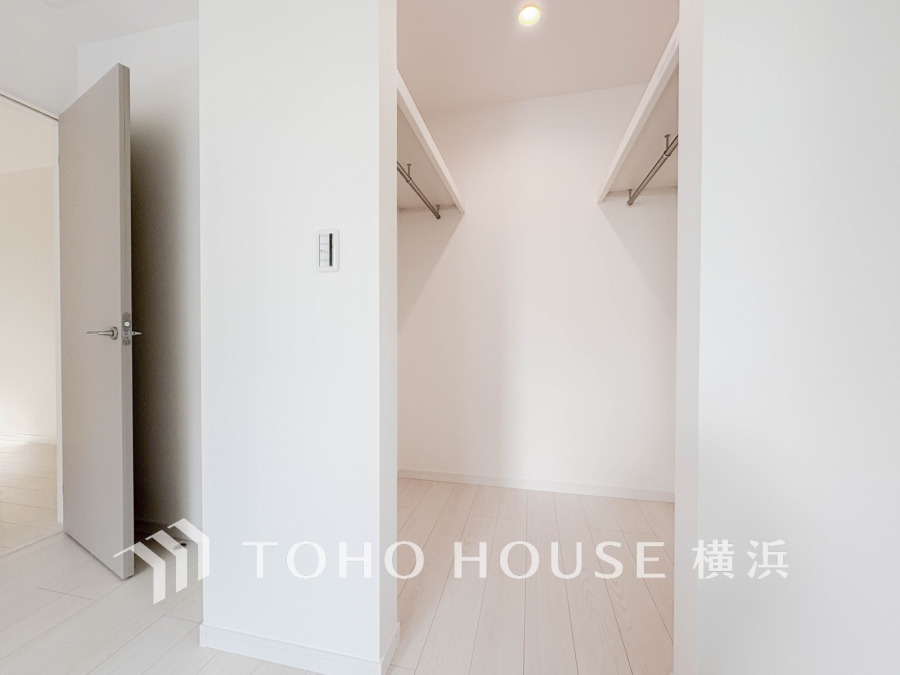 洋服やバッグなどかさばる物を大量に収納できます。タンスなどの収納家具を置かずに済むので、お部屋を丸ごと使えてスッキリ♪