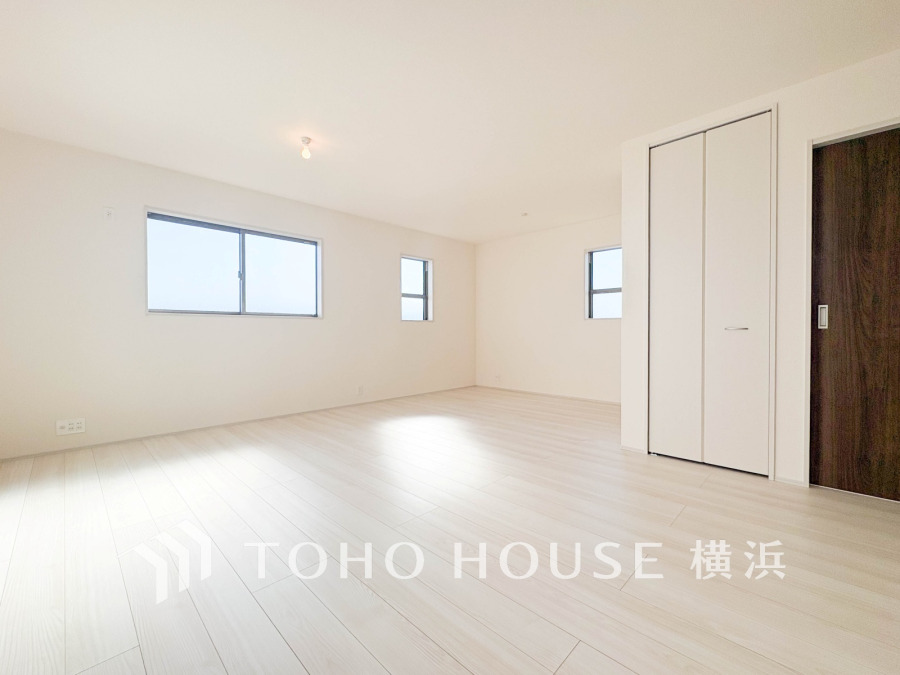 明るく開放的な空間で、ナチュラルなフローリングと大きな窓が爽やかな住まいを演出します。