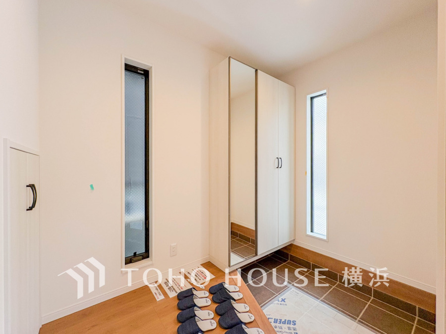 お客様をお迎えする玄関は落ち着いた雰囲気。帰り着くたびに洗練されたテイストの空間に迎えられ誇りと喜びを感じる玄関まわりです。