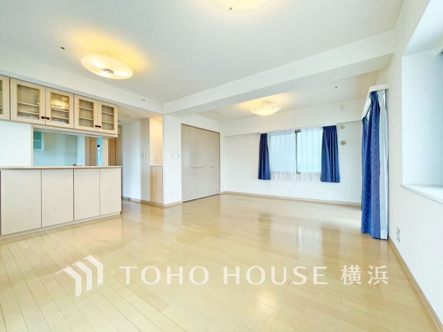明るく開放的な空間が広がるLDK。室内には豊かな陽光が注ぎ込み、爽やかな住空間を演出。
