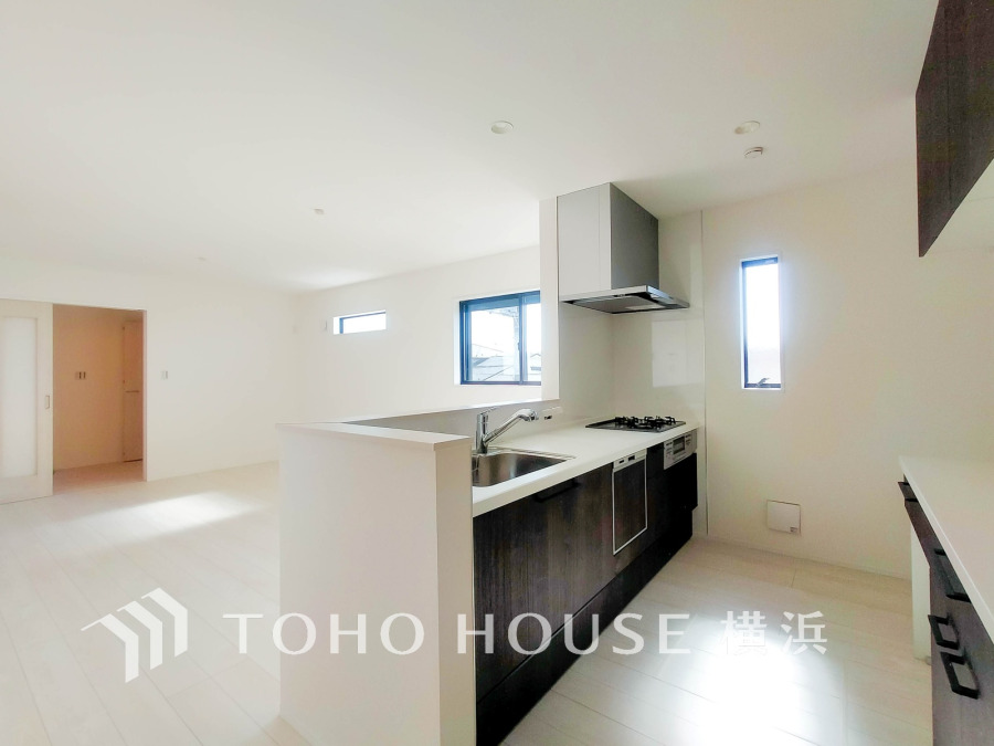 多彩な機能と洗練された美しいデザイン、細やかな優しさが毎日を演出します。プライベートスペースを彩るインテリアとしての美と、快適な日常を支える機能性と強さが一つになったキッチン。