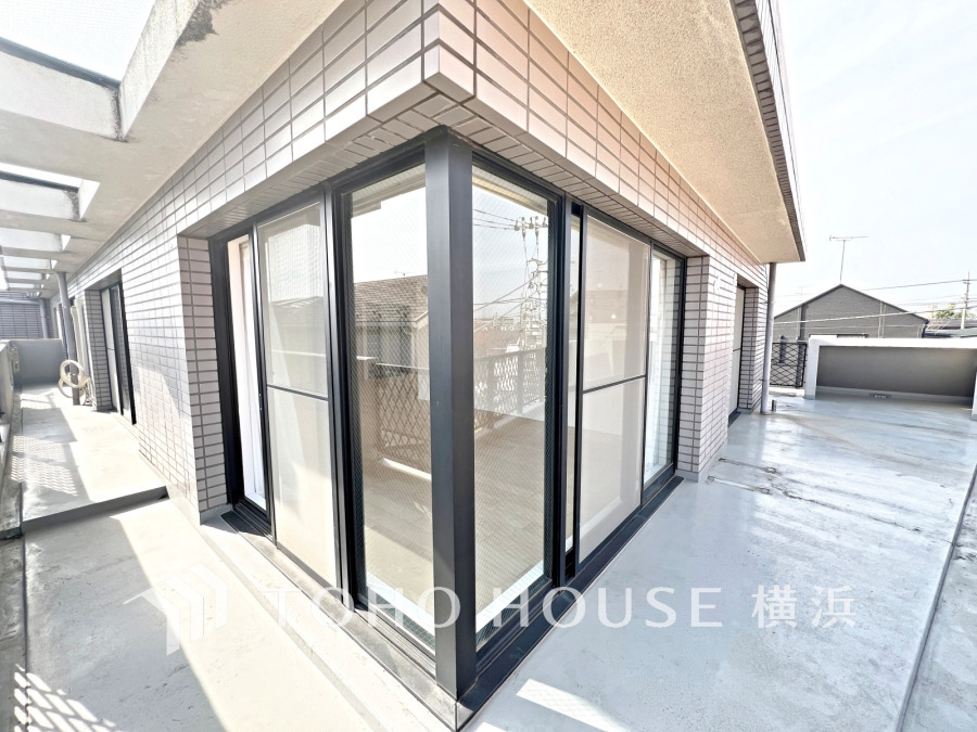 お部屋全体を囲むように広く取られた2面のバルコニーから室内に明るい光と爽やかな風を取り込みます。