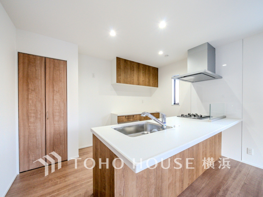 スタイリッシュなペニンシュラキッチンにはカップボード・パントリーを標準装備。