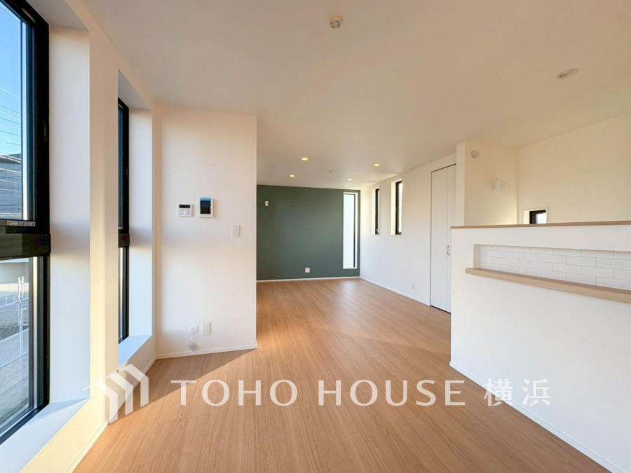 光と風があふれる開放的なリビングダイニングには自然と家族みんなが集まってきます。明るく穏やかな空気のなかで飲んだり、食べたり、笑ったり。