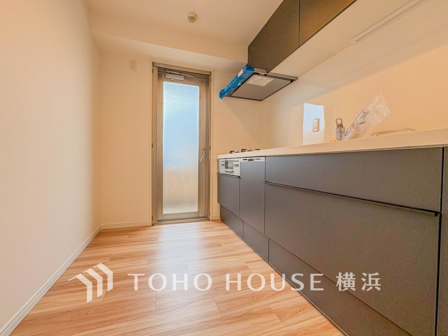 多彩な機能と洗練された美しいデザイン、細やかな優しさが毎日を演出します。プライベートスペースを彩るインテリアとしての美と、快適な日常を支える機能性と強さが一つになったキッチン。