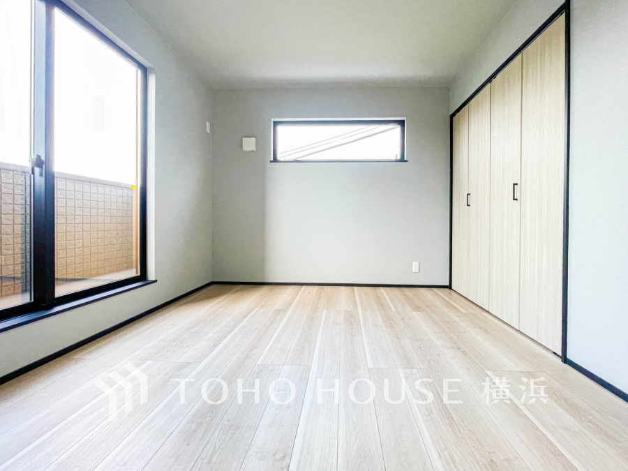 大きな窓からは快適な光を取り入れ、通気性能を上げる事で居心地の良い空間を演出します。多くの時間を過ごす住まいだからこそ、いつも快適な場所であるように心掛けています。