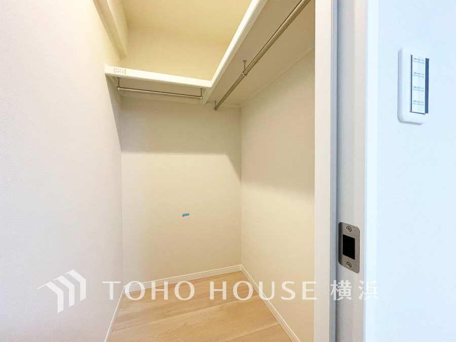 大切な衣類を機能的に収納できるウォークインクロゼット。ゴルフバッグやキャリーバッグなどもすっきりと片付けられます。高い収納率を実現する多彩な収納スペースを確保しました。