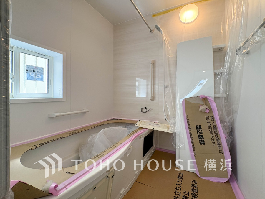 【2025年9月撮影】1日の疲れを取り心身を癒すことができる住まいの中のリラクゼーション空間、バスルーム。心からゆったりと寛いでいただけるよう、ゆとりのスペースを確保してます。