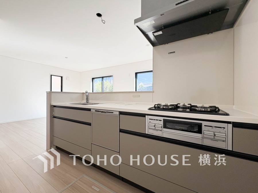 内装の主役でもあり、日常活躍する重要な水回りでもあるからこそ機能性・デザイン性に力を入れております。お手入れのしやすいシステムキッチンを採用しております。