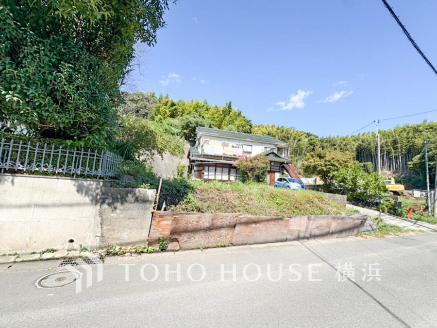 建築条件付きの土地のご紹介です。建築参考プラン（木造2階建・4LDK・97.70平米・税込：1880万円）もございます。