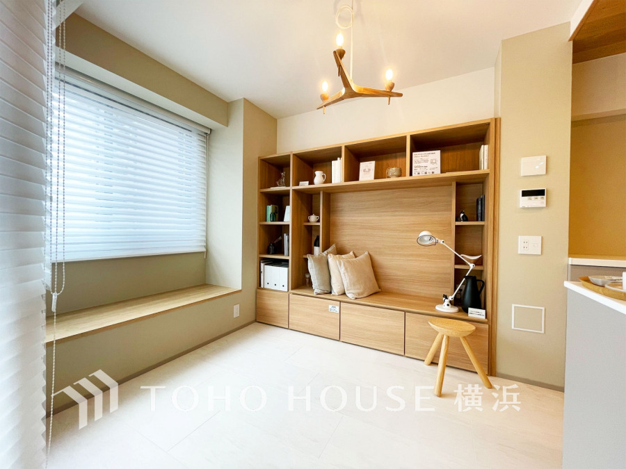 機能性とデザイン性を両立した壁面収納を造作した空間を備えたLDK。窓辺にはベンチスペースもあり、楽しく豊かなおうち時間を彩ります。