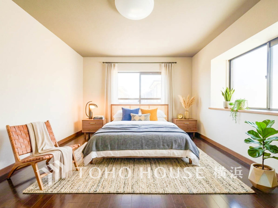 リビング以外の居室[ 閉じる ]
≪
リビング以外の居室
【Room】
大きな窓からは快適な光を取り入れ、通気性能を上げる事で居心地の良い空間を演出します。（生成AIによるイメージです。家具・小物は販売価格に含まれません）