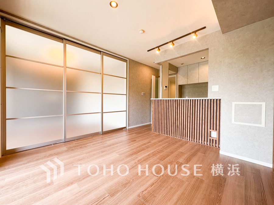 リビングに隣接した洋室の引き戸を開け放して空間を共有しながら開放的に使うこともできます。
