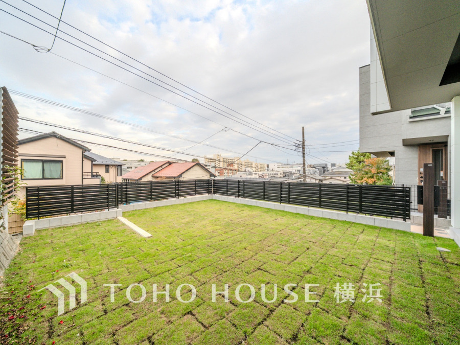 家族が踏みしめるその緑の絨毯には、成長と共に紡いだ想い出が織り込まれます。そんな豊かな記憶は、優しくかけがえのないものになる事でしょう。