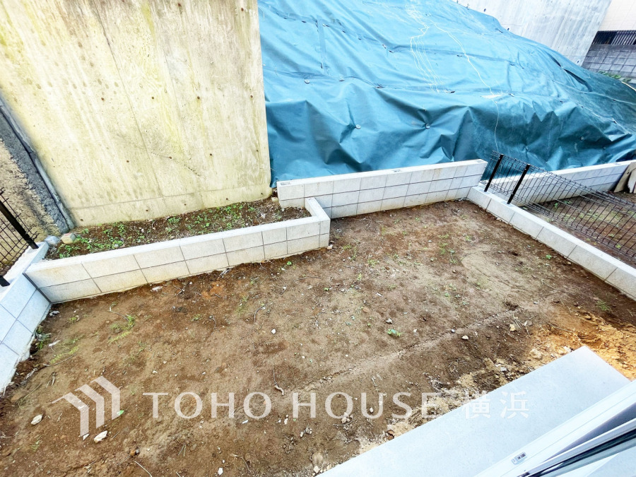 毎日の暮らしの中に癒しを与えてくれるお庭スペース。小さなお子様の遊び場にもちょうど良い空間です。ガーデニングで色とりどりの草花を綺麗に飾ればより一層華やかな空間になります。