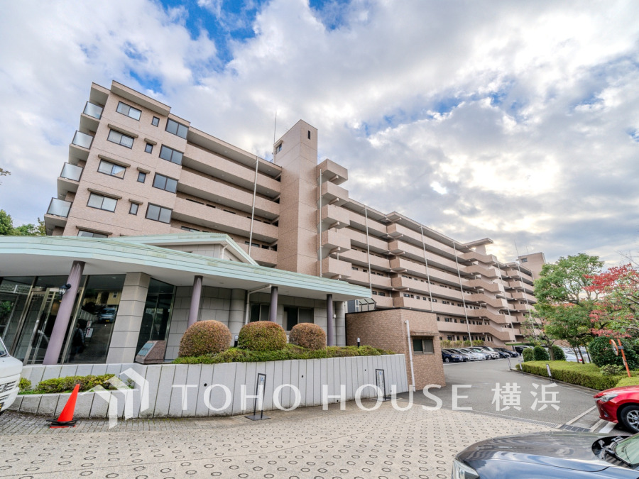 爽やかな青空の下に贅沢なほどに降り注ぐ陽光、豊かな居住性と、クオリティが見事に調和した住空間は、住まうことの喜びを感じさせてくれます。 