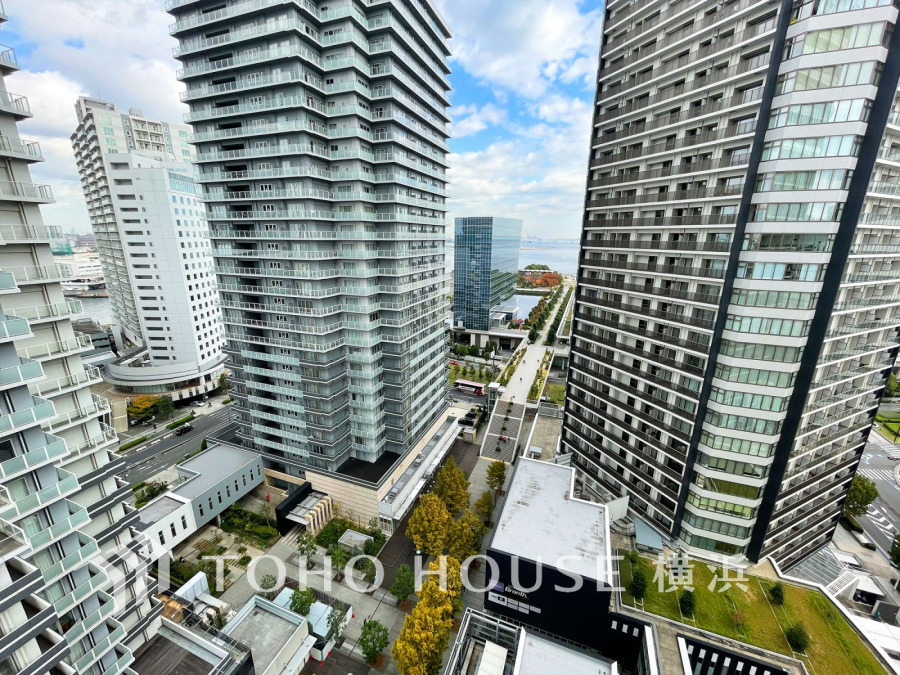 【横浜】の都市の街並みが広がる眺望は、お住まいの価値の一つでもあります。朝も昼も夜も異なった表情を見せる街の風景は、心豊かな毎日を彩ってくれることでしょう。