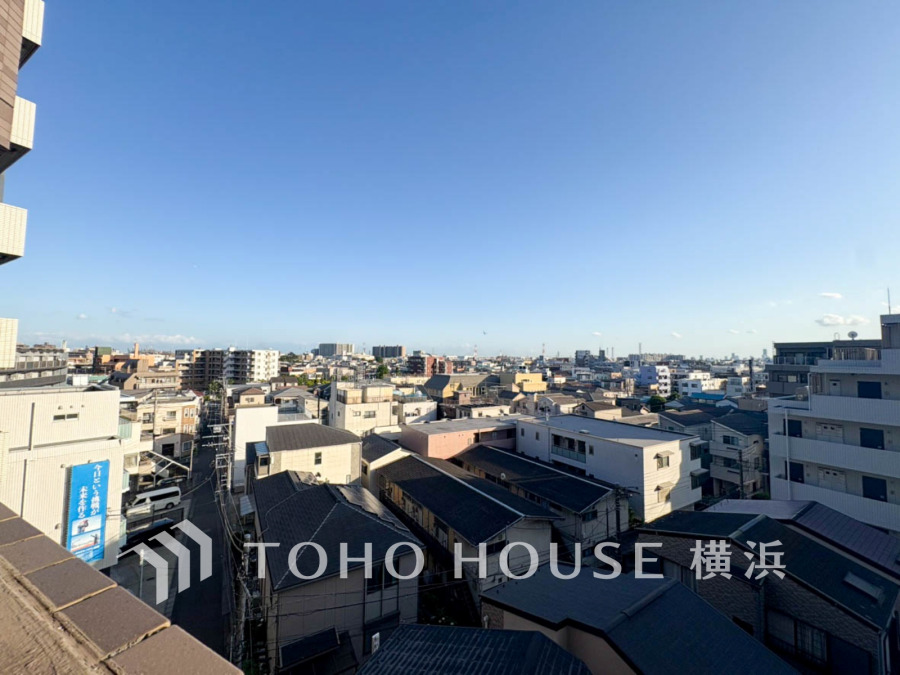 陽射しとともに、少しずつ装いを変える街の景観から、星空が地上に映りこむかのような夜景の煌きまで、この街ならではの美しい風景。手を伸ばせば触れることができそうな潤う翠、広がり豊かな眺望も魅力。
