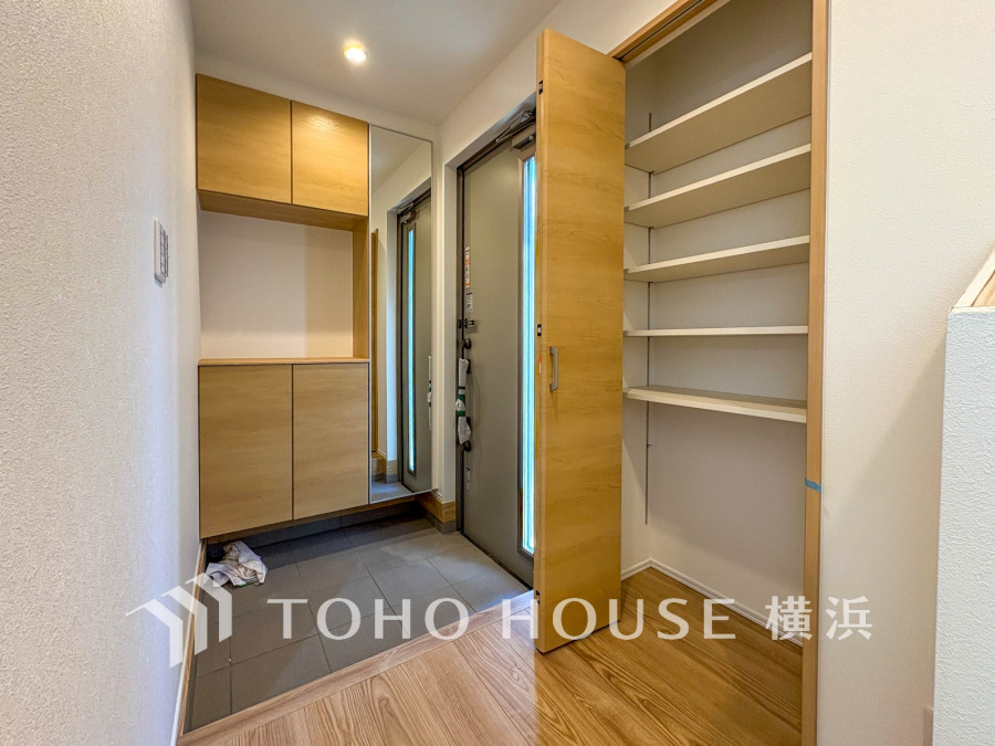 居住者の帰り、訪れる方を優しく迎え、やすらぎに満ちた生活空間を予感させる。健やかな暮らしを楽しめそう。