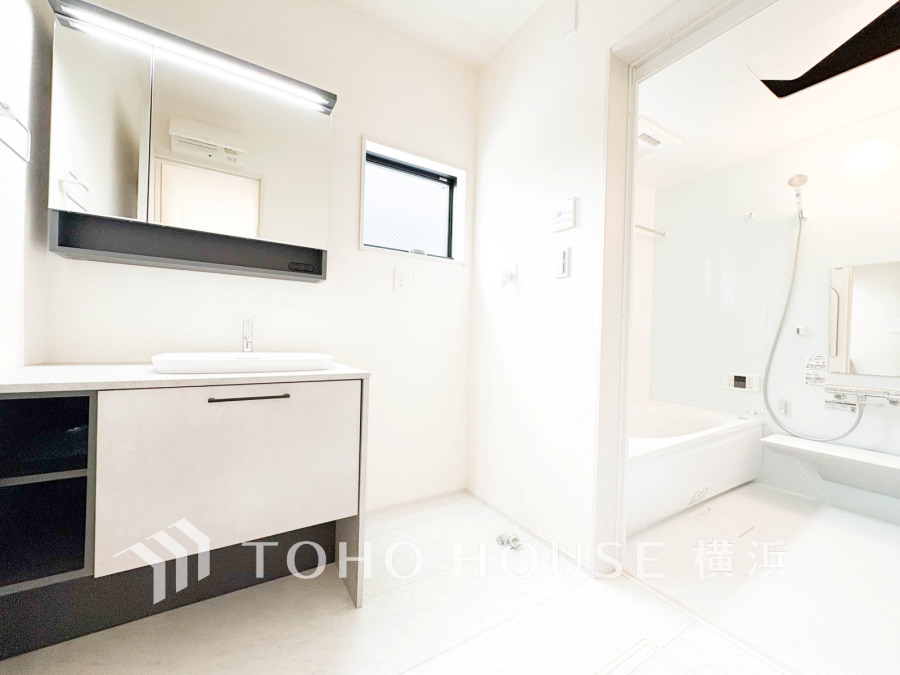 ご家族の1日が始まり、1日の終わりを締めくくる洗面空間。洗濯機を配置しても十分なスペースを確保した設計となっております。