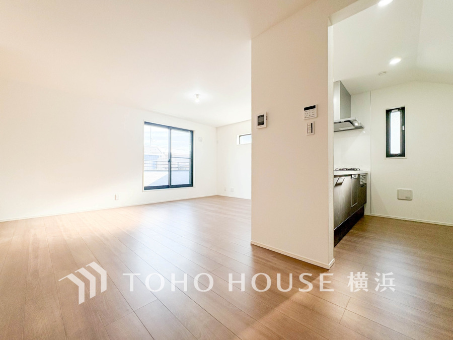 明るい光が差し込む広々としたリビングと機能的なキッチンが魅力の快適な住空間です。