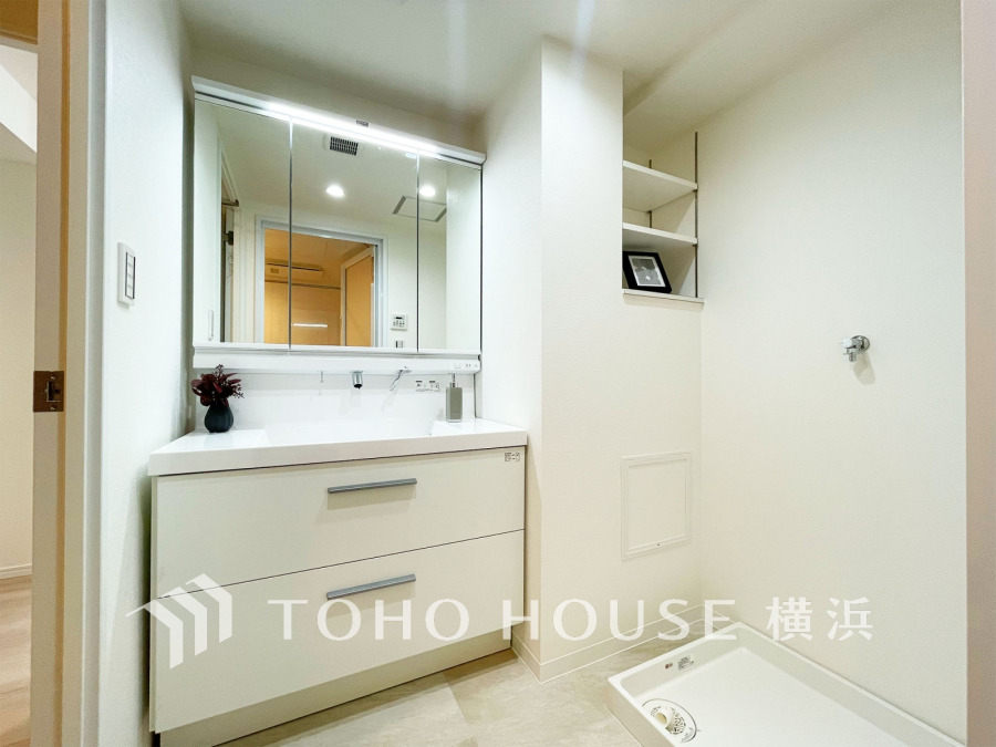 新規交換された洗面化粧台は美しく使いやすい機能が備えられています。