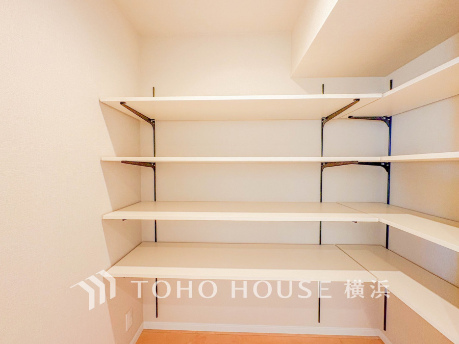 約2帖のパントリーはキッチン用品や日用品を効率よく整理できる便利なスペースです。