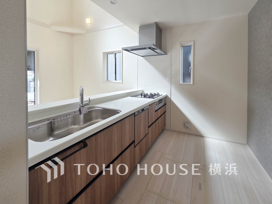 手元の収納から、足元の収納までが全てスライド式で、奥のスペースまで有効に活用できます。奥まで上から見渡せるので、たまにしか使わない調理器具もサッと取出せます。