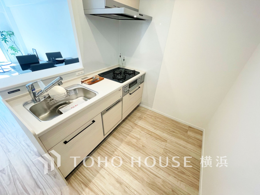 機能性とデザイン性を兼ね備えたシステムキッチン。リビングとの一体感も考慮され、美しい空間が実現。
