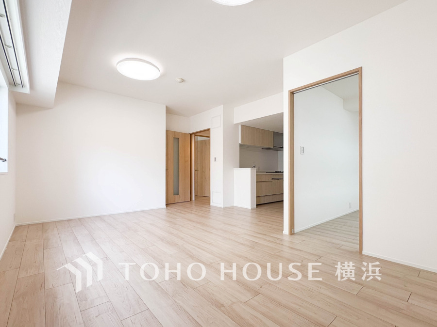 和やかで洗練された空間の演出。寛ぎとコミュニケーションを育む居心地のよい場所。やわらかな陽射しが降り注ぎ、室内に開放感と爽快感をもたらします。