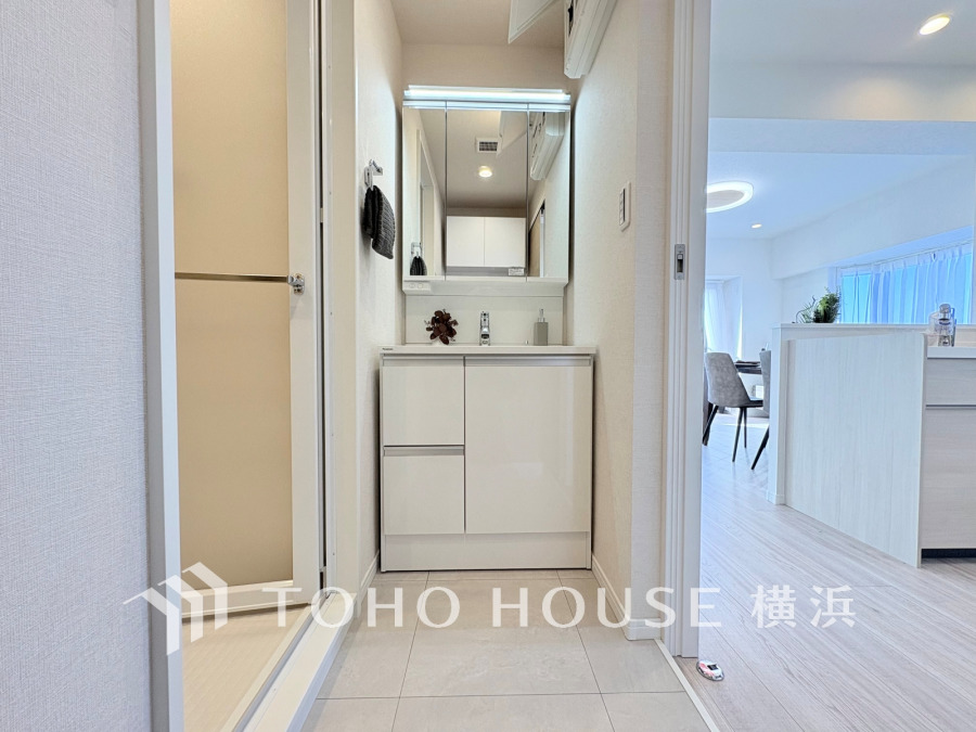 新規交換された洗面化粧台は美しく使いやすい機能が備えられています。