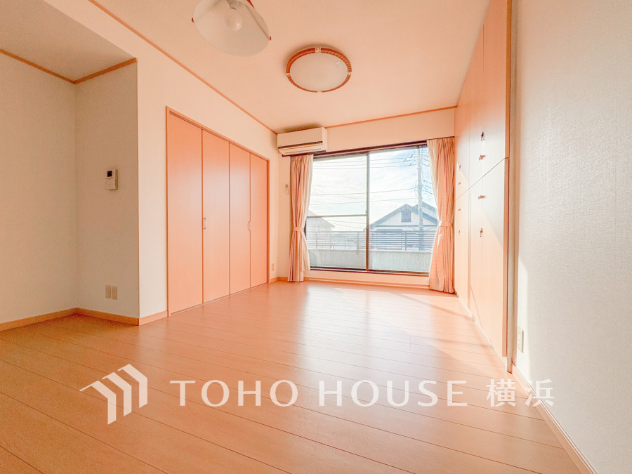 柔らかな色合いのフローリングと清潔感の溢れるクロスが明るい空間を創り出している2階リビング。憩いの場に相応しく、ここで楽しむ家族の時間が絆をより深めてくれそうです。