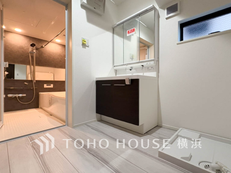 清潔感のあるプライベート空間は、身だしなみチェックや肌のお手入れに最適です。収納もあり、スッキリと見映えの良い空間に拵えました。時間に余裕とゆとりを持たせます。