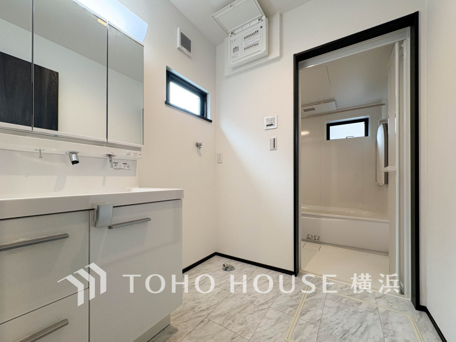 洗面台には三面鏡を採用。身だしなみを整えやすい事はもちろんですが、鏡の後ろに収納スペースを設ける事により、散らかりやすい洗面スペースをすっきりさせる事が出来るのも嬉しいですね。