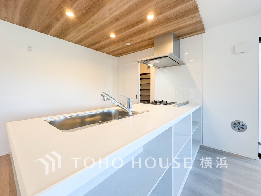 スタイリッシュな対面キッチンを採用。リビングが見渡せるので、お子様を安心して遊ばせながら家事ができ、リビング学習をするお子様にも声がかけやすい自然な距離感。 