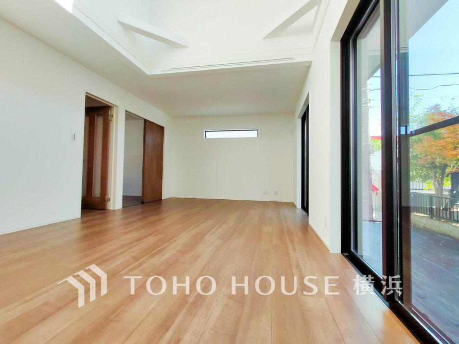 南向きの大きな窓からたっぷりと光が入る明るい空間。