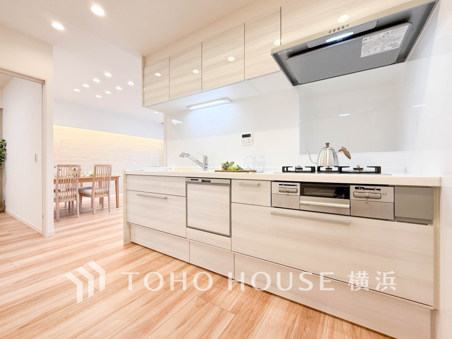 作業に集中しやすい独立型のキッチン。新規交換されたシステムキッチンの清潔感あふれる空間です。
