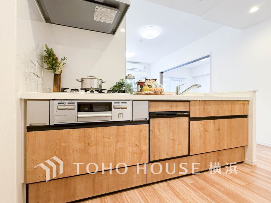 温かみある木目調のキッチンは、対面式でリビングと一体感があり家族の会話が弾みます。収納も充実しています。