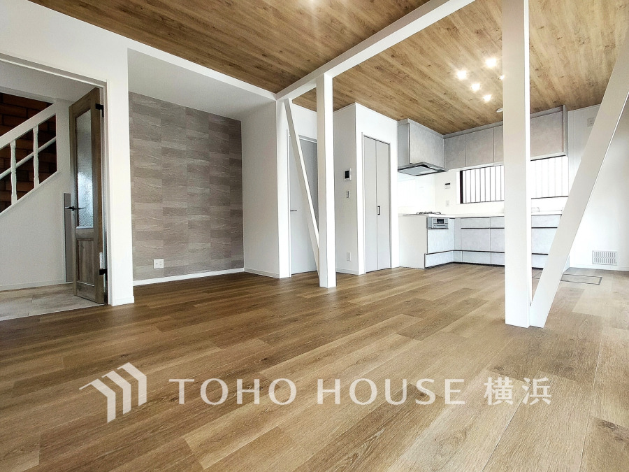 明るく開放的な空間が広がるLDK。室内には豊かな陽光が注ぎ込み、爽やかな住空間を演出。
