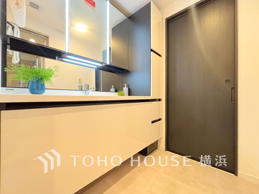 落ち着いた空間を演出するカラーと、ゆったり落ち着いてお使い頂ける広さが魅力のパウダールーム。居室からも独立しており、プライベート空間を保ちます。