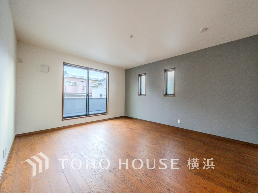 ひとりの時間をゆったり過ごしたり、静かな環境で趣味に打ち込んだり、自分時間を快適に過ごすプライベートルーム。大きな窓で彩られた空間は、心地よい風と伸びやかな眺めを愉しむ特等席に。