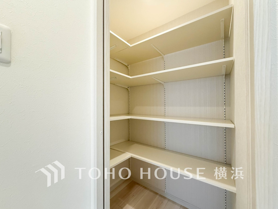 大切な衣類を機能的に収納できるウォークインクロゼット。ゴルフバッグやキャリーバッグなどもすっきりと片付けられます。高い収納率を実現する多彩な収納スペースを確保しました。。
