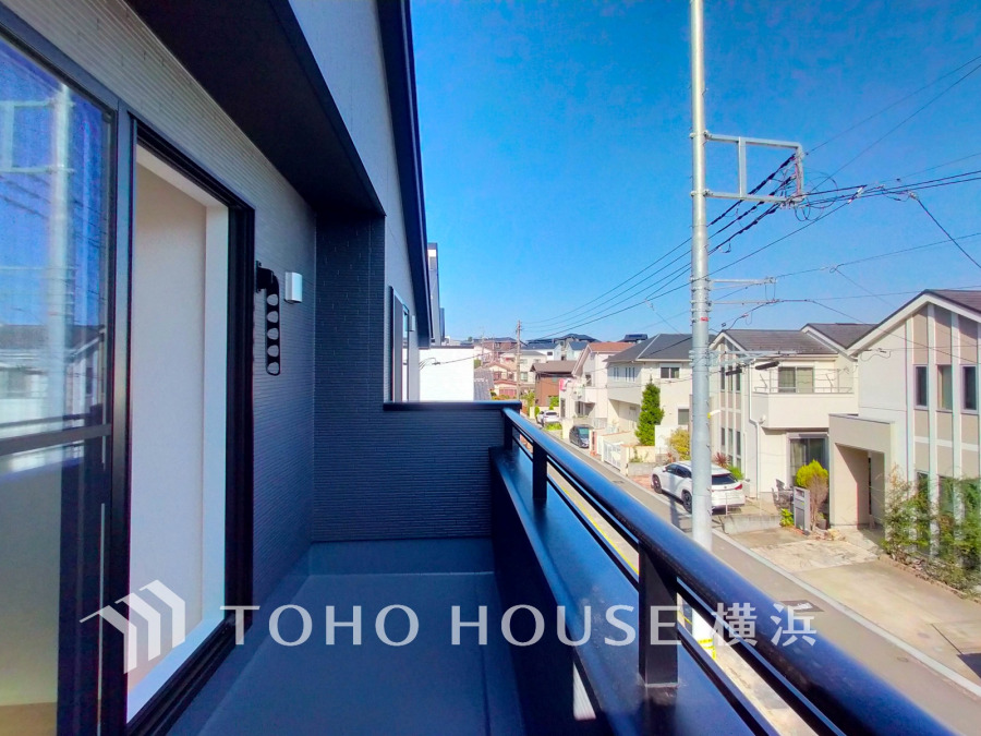 暮らしの中で光と風を演出してくれるバルコニー、見事なまでの開放的な空間を演出しながら、プライベート性も確保された空間は我が家の自慢。