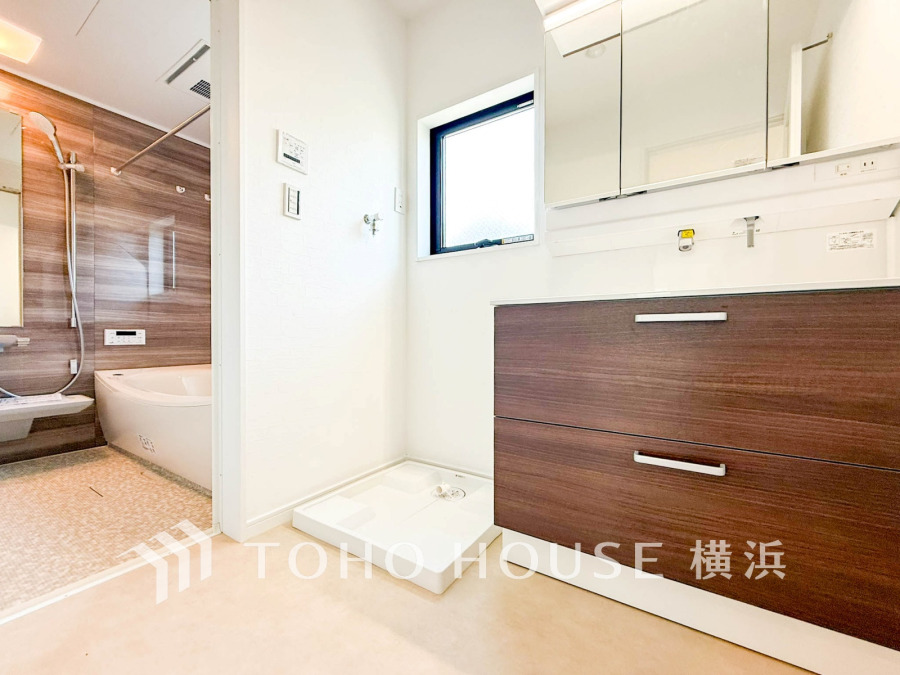 脱衣スペースを含む空間はゆとりの広さを設け、また洗面化粧台にも収納スペースを設ける事により、散らかりやすい洗面スペースをスッキリ保てます。